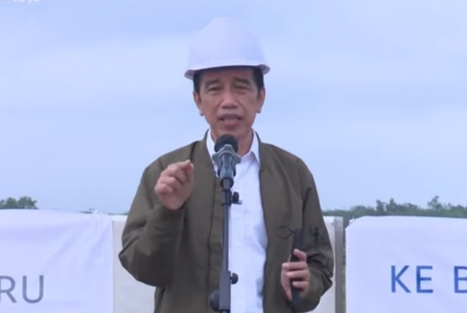 Presiden Jokowi meninjau progres pembangunan Tol Trans Sumatera. (Foto: PMJ News/YouTube Setpres).