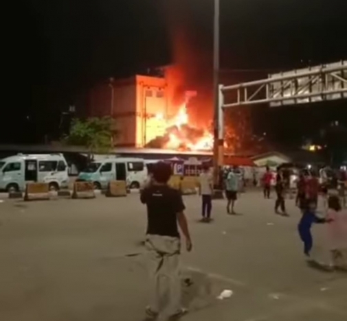 Kebakaran hebat menghanguskan belasan kios di Terminal Senen Jakpus. (Foto: Jkt.info)