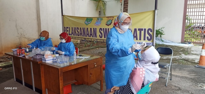 Swab test gratis yang diikuti oleh pemudik dan warga Medan Satria. (Foto: PMJ News)