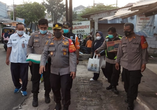 Polsek Jagakarsa menggiatkan langkah 3T dalam rangka pencegahan penyebaran Covid-19. (Foto: PMJ News).