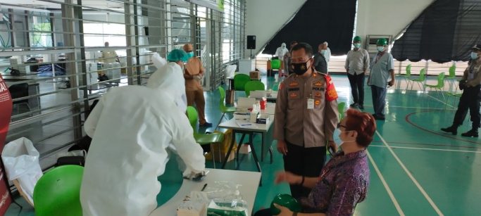 Swab test antigen di PT United Tracktor Pandu Engineering. (Foto: PMJ News). 
