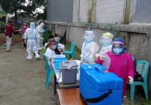 Petugas gabungan tengah melaksanakan tes swab antigen. (Foto: PMJ News).