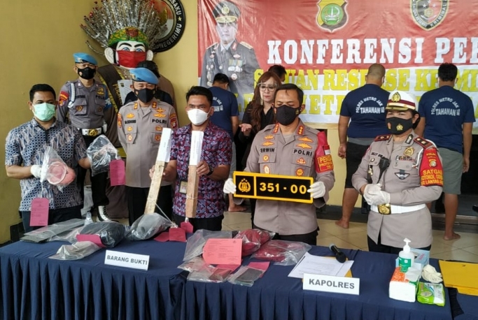 Polres Metro Jaktim menggelar perkara kasus pengemudi pengguna pelat nomor palsu. (Foto: PMJ News).