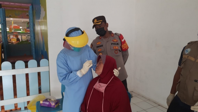 Swab test antigen di Cikarang Selatan. (Foto: PMJ News). 