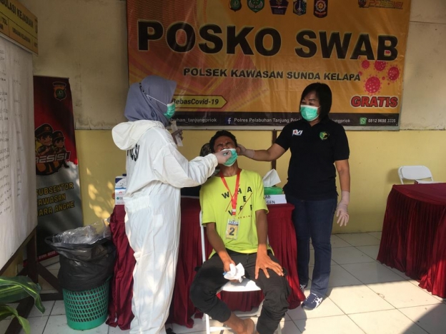 Warga Muara Angke jalani swab antigen gratis oleh Polsek Kawasan Sunda Kelapa dan Polres Pelabuhan Tanjung Priok. (Foto: PMJ News)