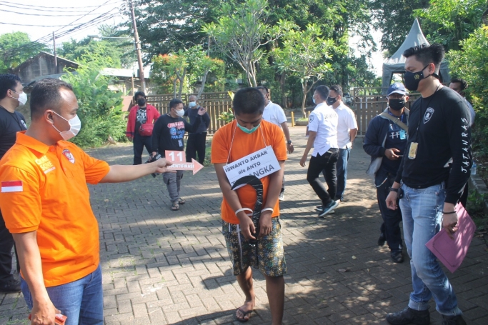 Subnit Jatanras Unit Kriminal Umum Polres Metro Jakarta Barat menggelar rekonstruksi kasus pembunuhan futsal berdarah yang terjadi di Bulak Teko Kalideres. (Foto: PMJ News). 