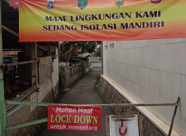 Wilayah RT 03/RW 03 Kelurahan Cilangkap, Jakarta Timur memberlakukan mikro lockdown. (Foto: PMJ News).