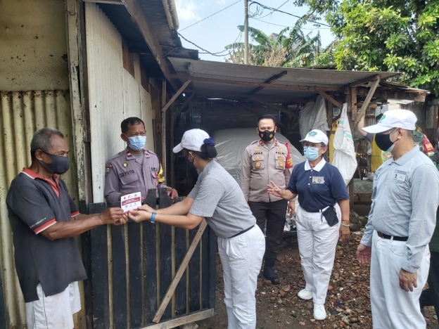 Jajaran Polsek Medan Satria bersama Yayasan Buddha Tzu Chi gelar bansos bantu masyarakat. (Foto: PMJ News). 