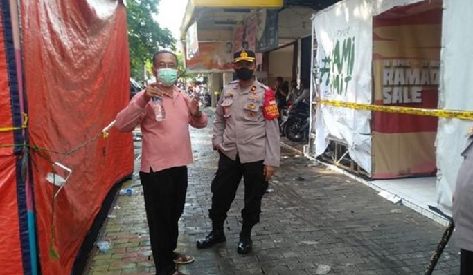 Polisi menutup sementara event JakCloth karena menimbulkan kerumunan. (Foto:PMJ News/Polsek Bekasi Selatan).