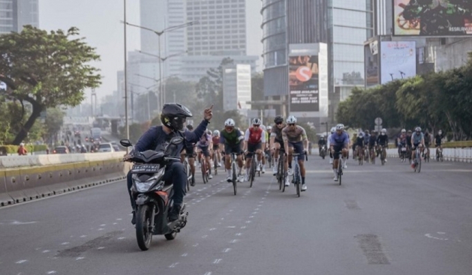 Aksi Pemotor yang mengacungkan jari tengah ke para pesepeda. (Foto: PMJ News/Twitter).