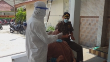 Warga Duri Kosambi yang baru pulang mudik menjalani swab antigen gratis. (Foto: PMJ News). 
