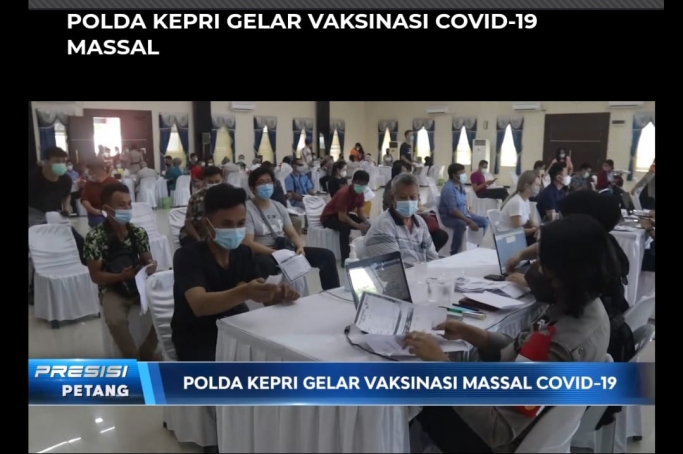 Ratusan masyarakat, di Provinsi Kepulauan Riau, menjalani vaksin Covid-19 secara massal. (Foto: Screeshoot program berita Presisi Sore TV Radio Polri). 