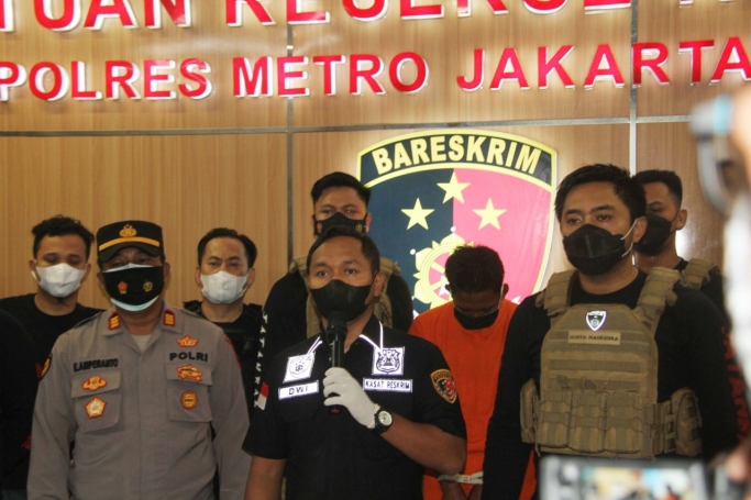 Keterangan Kasat Reskrim Polres Metro Jakarta Barat, Kompol Joko Dwi Harsono dan jajaranya. (Foto: PMJ News).
