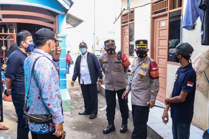 Jajaran Polres Metro Jakarta Utara terjun langsung melihat kondisi terkini warga Semper Jakut yang melakukan lockdown. (Foto: PMJ News). 
