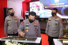 Kapolri Jenderal Listyo Sigit Prabowo meresmikan Gedung Presisi Polres Kota Tangerang dan 100 Ribu rumah untuk personel dan Aparatur Sipil Negara (ASN) Polri.
