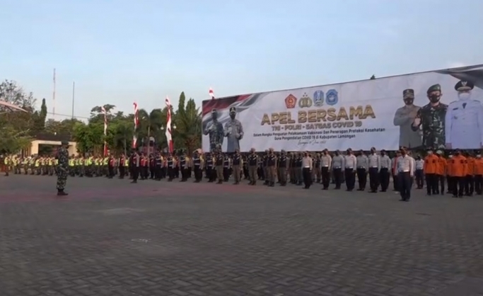 Panglima TNI dan Kapolri pimpin gelar pasukan gabungan Satgas Penanganan Covid-19 Kabupaten Lamongan, Jawa Timur. (Foto: PMJ News/Polri TV).