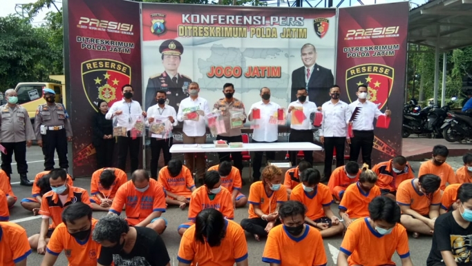 Ditreskrimum Polda Jawa Timur meringkus 64 preman di wilayah Surabaya. (Foto: Dok Net/ Istimewa). 
