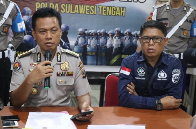 Anggota Satgas Preemtif  Operasi Madagoraya secara berkala pulihkan trauma psikologis keluarga korban pembunuhan.  (Foto: PMJ News). 