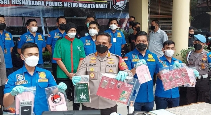 Kapolres Jakarta Barat, Ady Wibowo dalam konferensi pers kasus narkotika musisi Anji di Polres Metro Jakarta Barat. (Foto: PMJ News/Yeni)