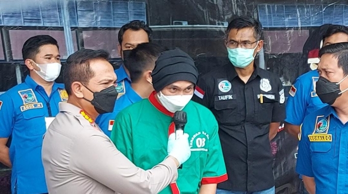 Anji saat berikan keterangan dan ungkapkan penyesalannya.  (Foto: PMJ News/ Yeni)