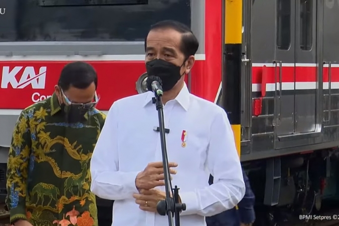 Presiden Jokowi meninjau pelaksanaan vaksinasi massal di Stasiun Bogor. (Foto: PMJ News/YouTube Setpres).