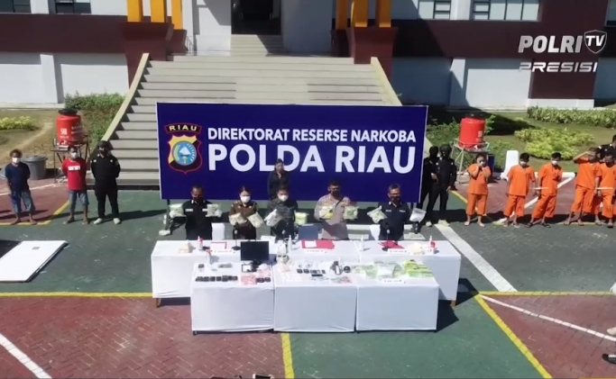 Polda Riau menggelar pemusnahan barang bukti narkoba. (Foto: PMJ News/Polri TV).