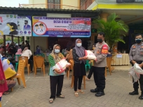 Kapolres Cikarang Selatan salurkan bansos beras untuk warga. (Foto: PMJ News). 