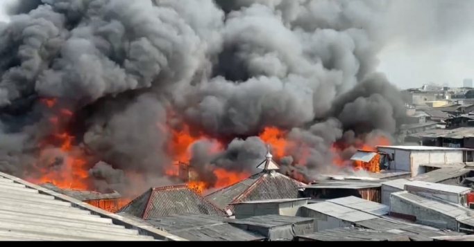 Kebakaran hebat di kawasan Teluk Gong Jakarta Utara. (Foto: Dok Net)