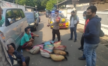 Polsek Matraman mengamankan empat pelaku judi sabung ayam. (Foto: PMJ News).