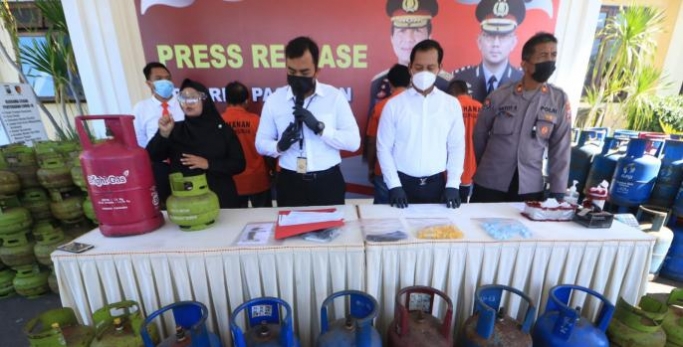 Keterangan Satreskrim Polres Pasuruan soal kasus pengoplos gas elpiji 3 kg. (Foto: Kabupaten Pasuruan). 