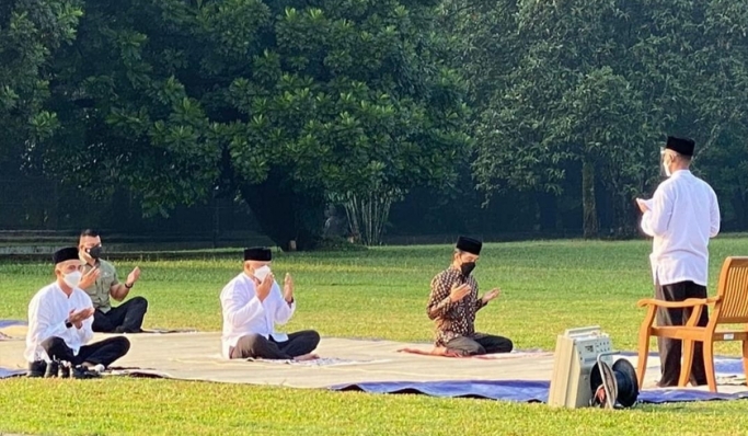 Presiden Joko Widodo melaksanakan shalat Idul Adha di Istana Kepresidenan Bogor. (Foto: PMJ News/Instagram @jokowi).