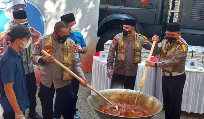 Kapolda Metro Jaya melihat langusung proses pengolahan daging kurban yang akan dibagikan kepada masyarakat. (Foto: PMJ News).