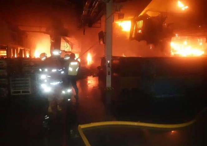 Kebakaran pabrik di Pegangsaan Jakut. (Foto : PMJ/IG Humasjakfire).