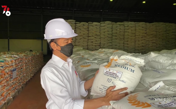 Presiden Joko Widodo memastikan stok beras nasional di Gudang Badan Urusan Logistik. (Foto: PMJ News/YouTube Setpres).