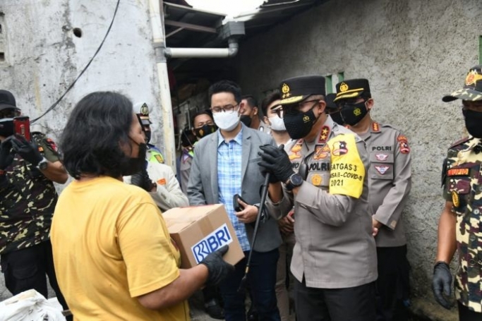 Kepala Korlantas Polri, Irjen Pol Istiono menyalurkan 450 paket sembako di kawasan Pulogadung. (Foto: PMJ News).