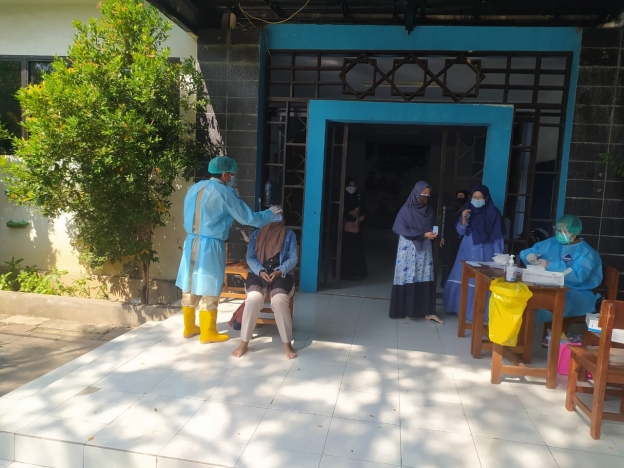 Tracing dan swab antigen di sekolah SMPIT Al Fawwas, di Kampung Rawasentul. (Foto: PMJ News). 