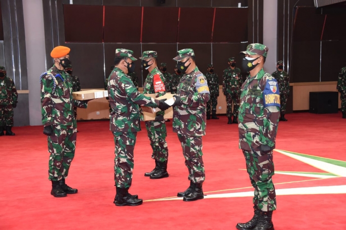 Panglima TNI Marsekal TNI Hadi Tjahjanto menyerahkan laptop secara simbolis. (Foto: PMJ News). 