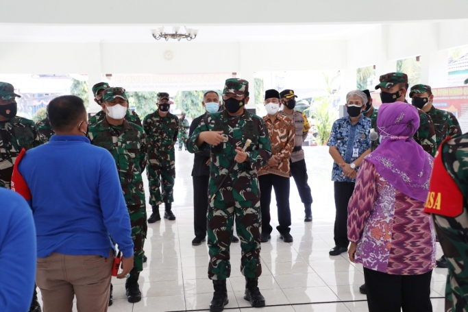 Panglima TNI dan jajarannya meninjau langsung kesiapan tenaga tracer di Kelurahan Maguwoharjo Kapanewon Depok dan Puskesmas Berbah, Kabupaten Sleman. (Foto: PMJ News).  