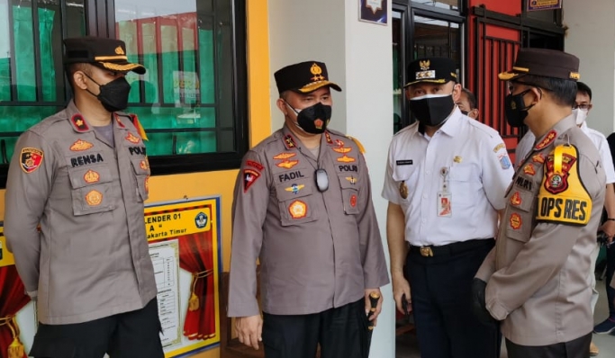 Kapolda Metro Jaya, Irjen Pol Fadil Imran saat meninjau lokasu vaksinai. (Foto: PMJ News).