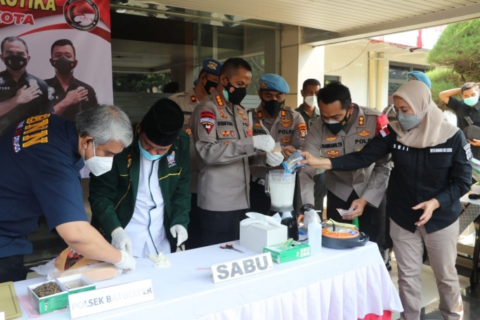 Polres Metro Tangerang Kota menggelar pemusnahan barang bukti narkoba. (Foto: PMJ News).