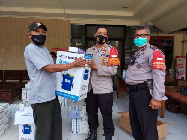 Polsek Kelapa Gading Polres Jakarta Utara menyerahkan alat-alat protokol kesehatan. (Foto: PMJ News). 
