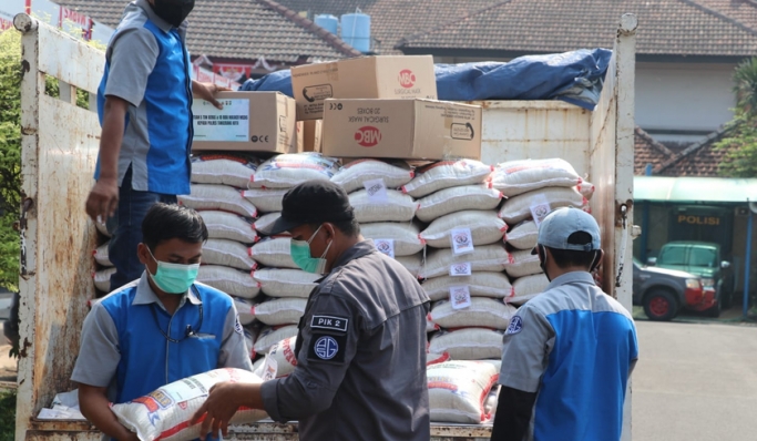 Polres Metro Tangerang Kota menerima bantuan berupa 5 ton beras dan puluhan ribu masker dari PT Agung Sedayu Group. (Foto: PMJ News).