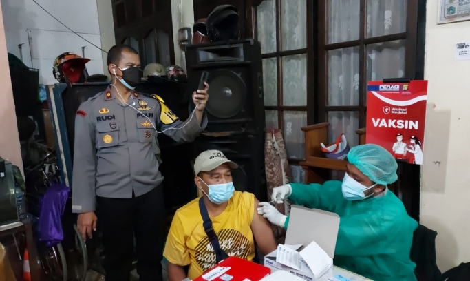 Polres Metro Jakarta Selatan menggelar vaksinasi Covid-19 malam hari di Pancoran. (Foto: PMJ News).