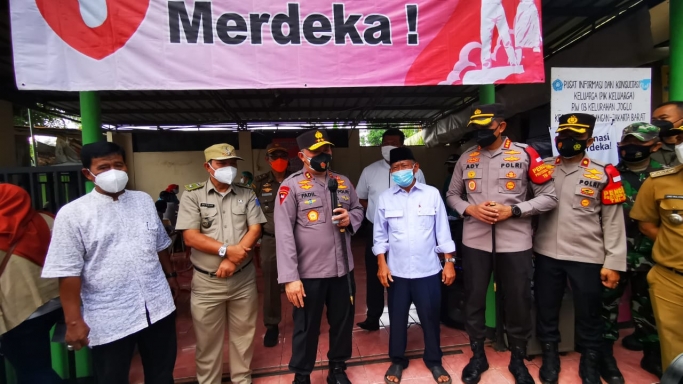 Kapolda Metro Jaya Irjen Pol Dr M Fadil Imran mengunjungi Gerai Vaksin Merdeka yang berlokasi di Kantor Sekretariat RW 03 Kelurahan Joglo Kembangan. (Foto: PMJ News). 