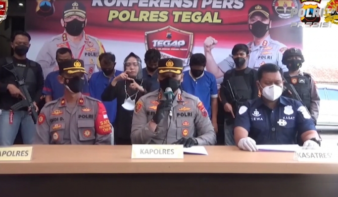 Polres Tegal berhasil membekuk komplotan yang melakukan tindak pidana pencurian dengan kekerasan di sebuah pabrik garmen. (Foto: PMJ News/Polri TV).