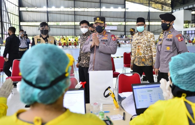 Kapolri Jenderal Listyo Sigit Prabowo meninjau langsung Sentra Vaksinasi Mahasiswa Indonesia (SVMI) di Universitas Indonesia. (Foto: PMJ News).