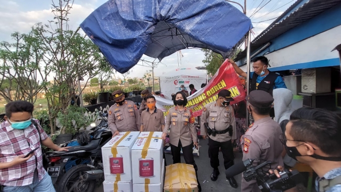 Jajaran Polsek Tanjung Duren menyalurkan bantuan untuk korban kebakaran. (Foto: PMJ News). 