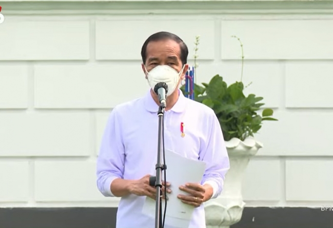 Presiden Jokowi memberikan bonus kepada para atlet peraih medali di Olimpiade Tokyo 2020. (Foto: PMJ News/YouTube Setpres).