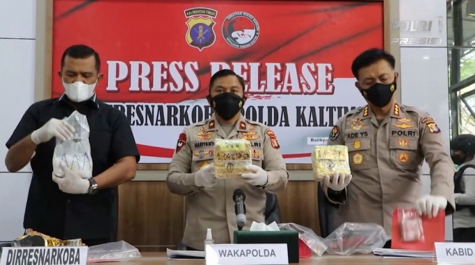 Polda Kalimantan Timur menggelar perkara kasus penyalahgunaan narkoba jenis sabu. (Foto: PMJ News/Polri TV).