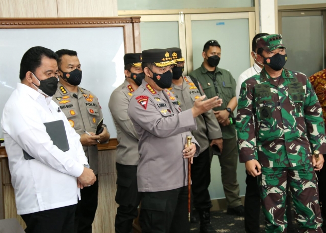 Kapolri Jenderal Pol Listyo Sigit Prabowo dan Panglima TNI Marsekal Hadi Tjahjanto memimpin rapat penanganan dan pengendalian Covid-19 bersama dengan Forkopimda. (Foto: PMJ News). 